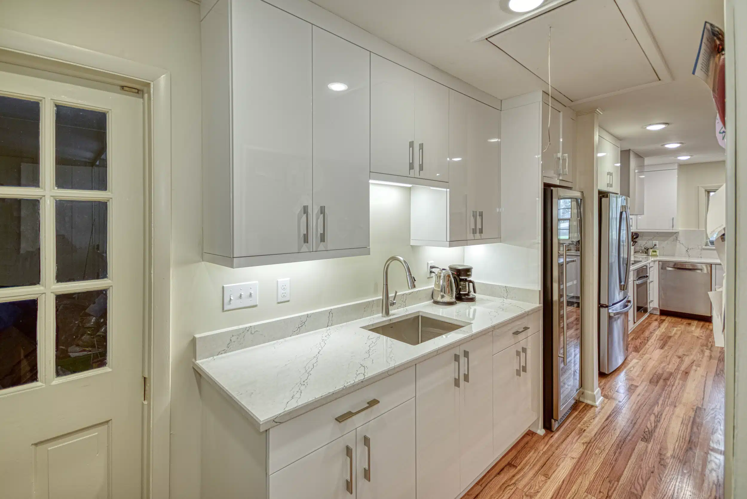 Butlers pantry with white cabinets and quartz countertops